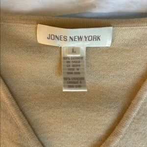 100% Cashmere Jones New York Women's Beige V-Neck Sweater